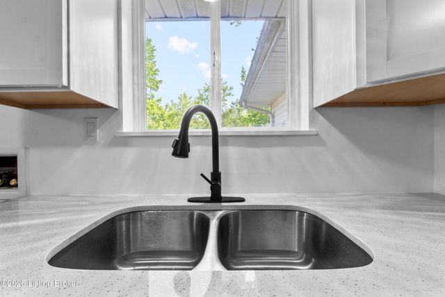 5413 Minyard Dr, Louisville, KY 40219