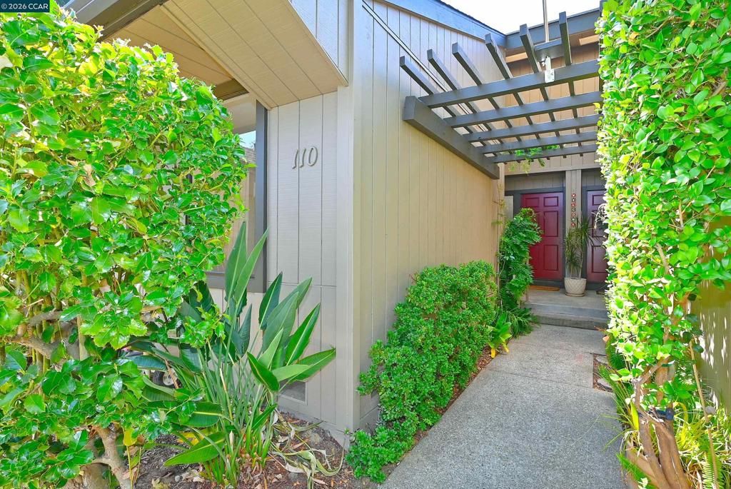 Image 2 of property listing at 110 Alamo Sq, Alamo, CA 94507