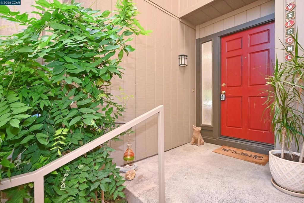 Image 3 of property listing at 110 Alamo Sq, Alamo, CA 94507