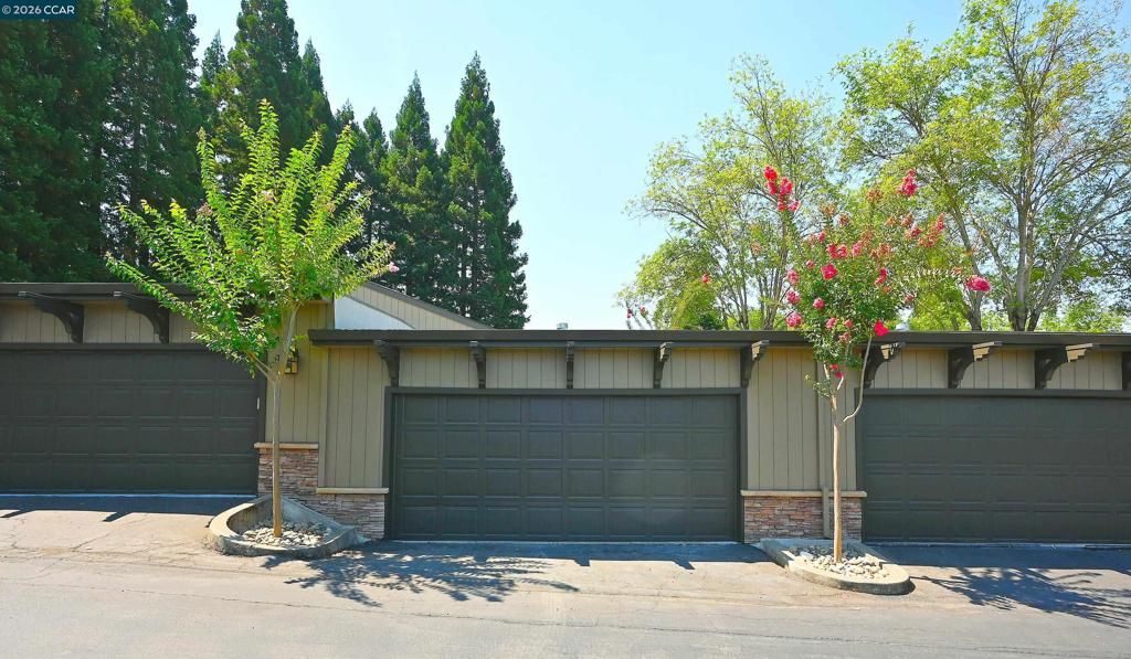 Image 36 of property listing at 110 Alamo Sq, Alamo, CA 94507