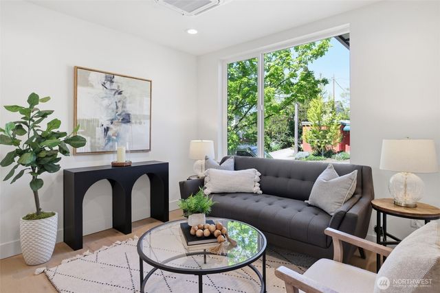 6406 Fauntleroy Way SW, Seattle, WA 98136