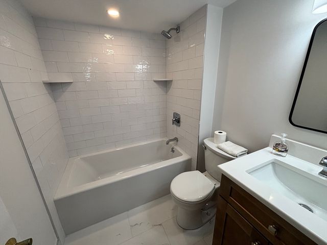 346 Neponset St D, Canton, MA 02021