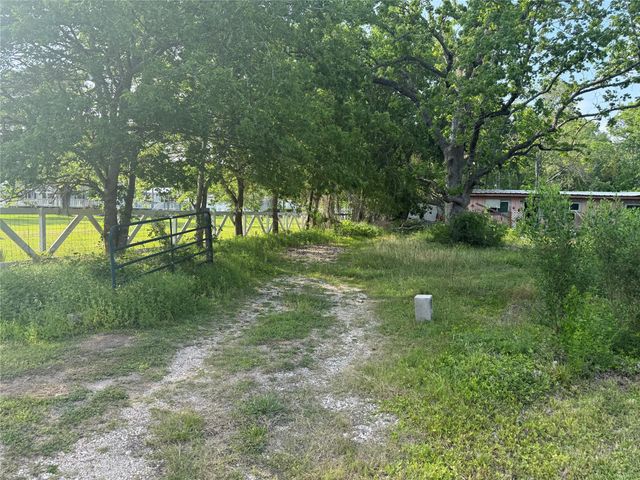 1019 E Archer Road, Baytown, TX 77521