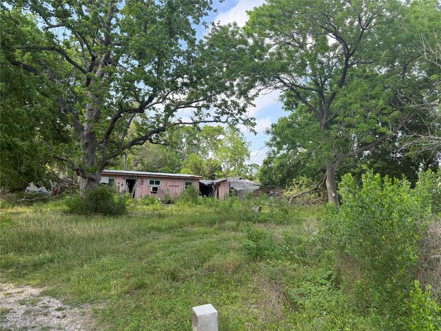 1019 E Archer Road, Baytown, TX 77521