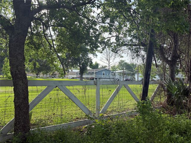 1019 E Archer Road, Baytown, TX 77521