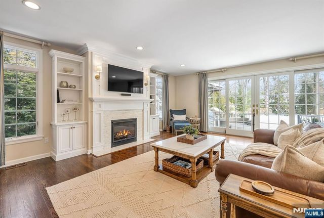 86 Carlton Avenue, Ho-ho-kus, NJ 07423