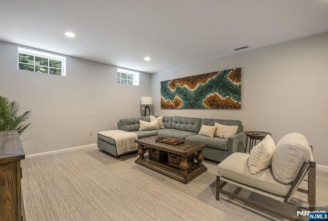 86 Carlton Avenue, Ho-ho-kus, NJ 07423