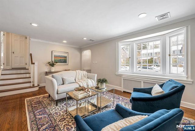 86 Carlton Avenue, Ho-ho-kus, NJ 07423