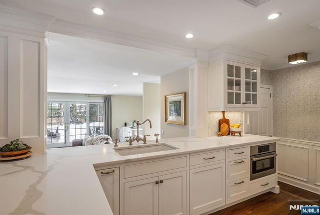 86 Carlton Avenue, Ho-ho-kus, NJ 07423