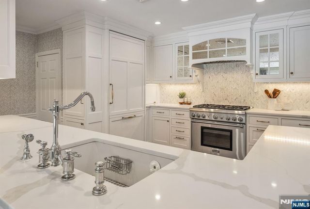 86 Carlton Avenue, Ho-ho-kus, NJ 07423