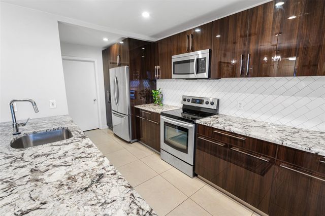 3056 Deer Creek Lake Shore Dr 3056, Deerfield Beach, FL 33442