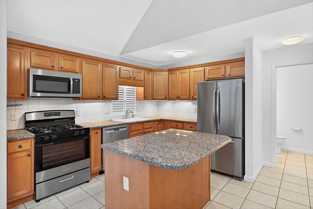 16 Gold Leaf Ln 16, Mashpee, MA 02649