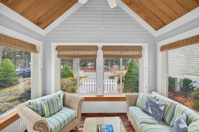 16 Gold Leaf Ln 16, Mashpee, MA 02649