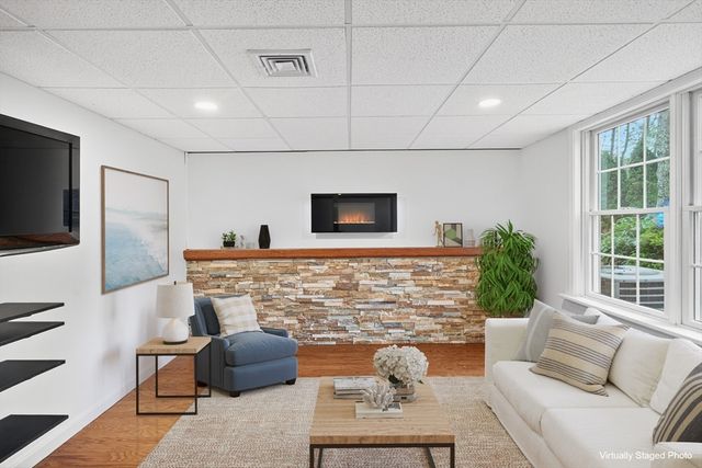 16 Gold Leaf Ln 16, Mashpee, MA 02649