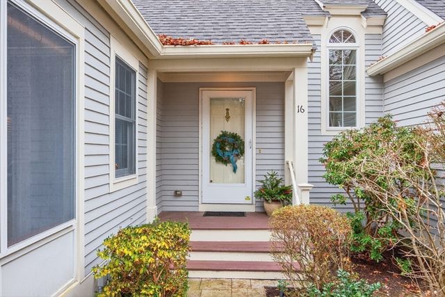 16 Gold Leaf Ln 16, Mashpee, MA 02649