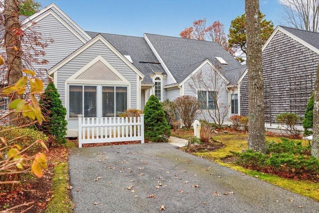 16 Gold Leaf Ln 16, Mashpee, MA 02649