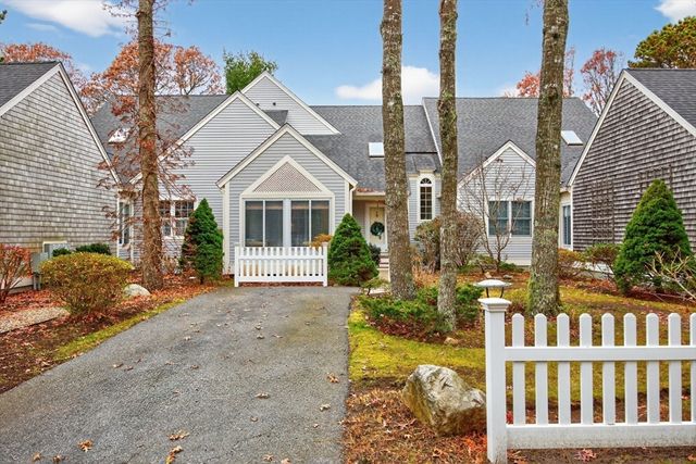 16 Gold Leaf Ln 16, Mashpee, MA 02649