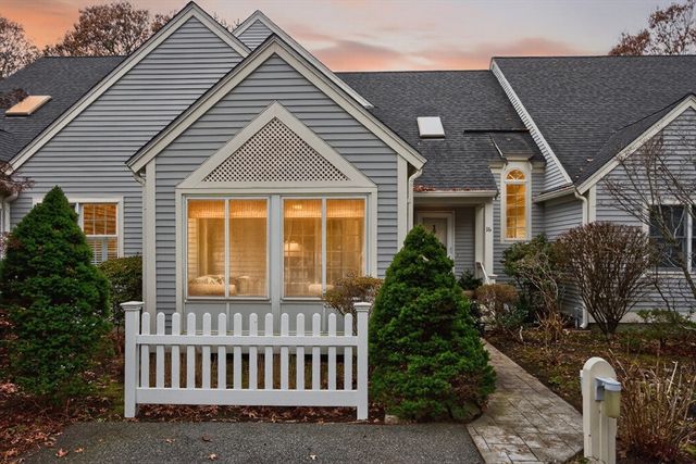 16 Gold Leaf Ln 16, Mashpee, MA 02649