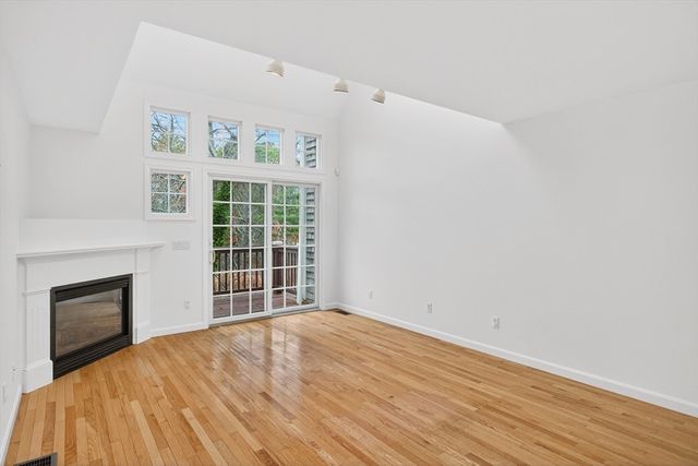 16 Gold Leaf Ln 16, Mashpee, MA 02649