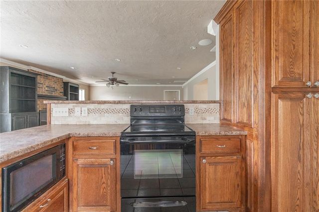 1521 NE 2nd Street, Moore, OK 73160