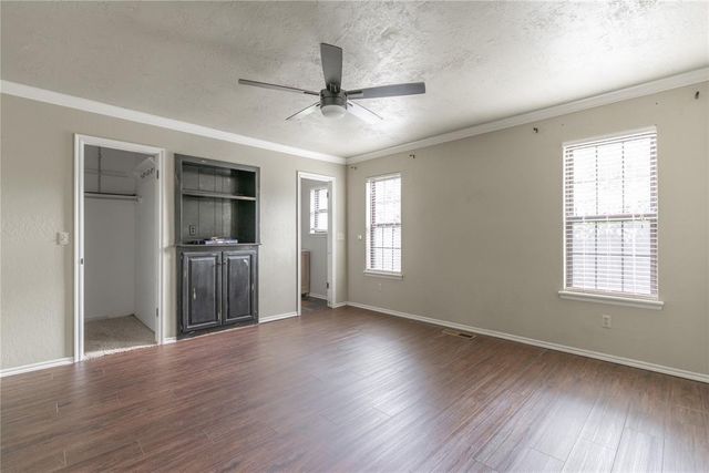 1521 NE 2nd Street, Moore, OK 73160