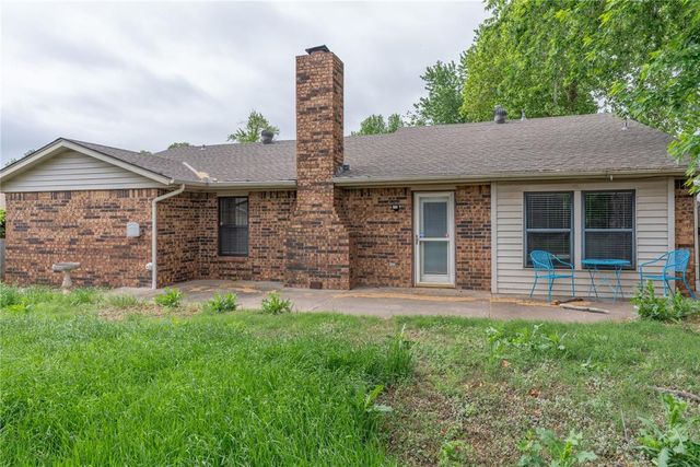 1521 NE 2nd Street, Moore, OK 73160