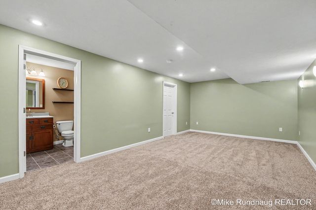 2060 Glenn Canyon Drive SE, Caledonia, MI 49316