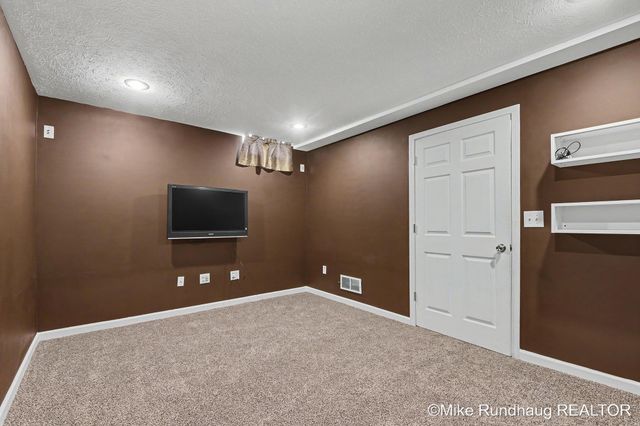 2060 Glenn Canyon Drive SE, Caledonia, MI 49316