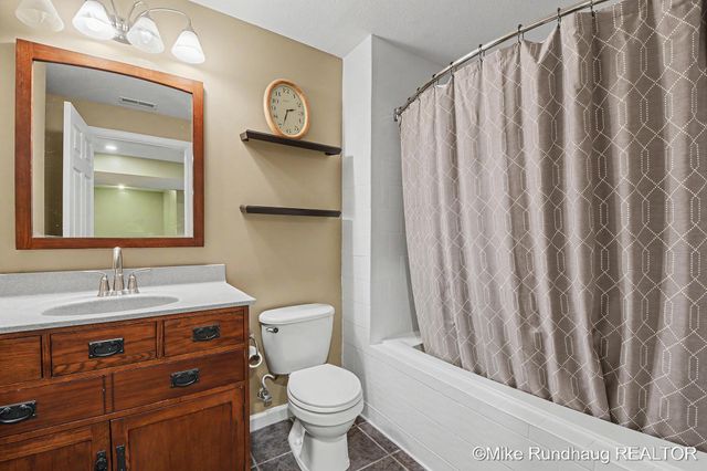 2060 Glenn Canyon Drive SE, Caledonia, MI 49316