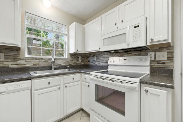 557 Rough Leaf Lane, Mary Esther, FL 32569