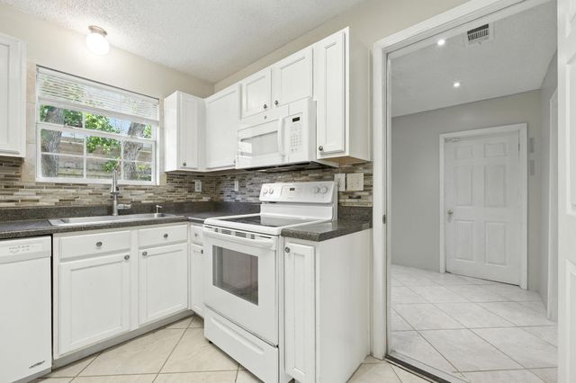 557 Rough Leaf Lane, Mary Esther, FL 32569