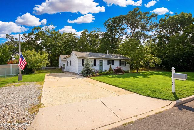 17 Locust Road, Howell, NJ 07731