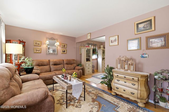 17 Locust Road, Howell, NJ 07731