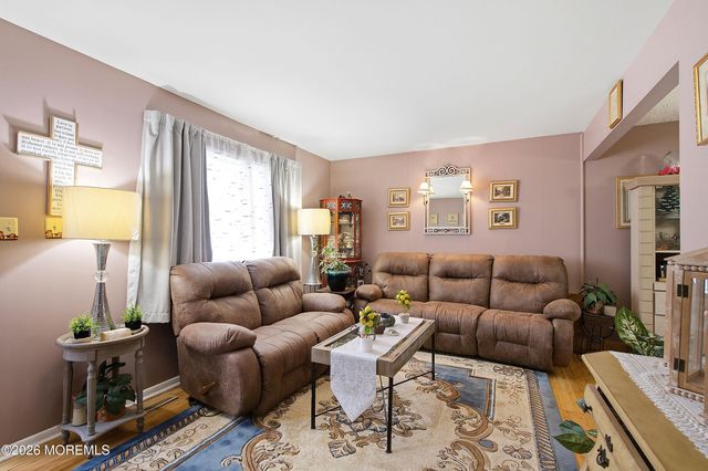 17 Locust Road, Howell, NJ 07731