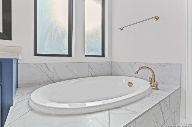 330 Navarro, Boerne, TX 78006