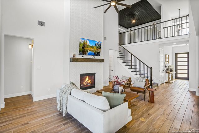 330 Navarro, Boerne, TX 78006