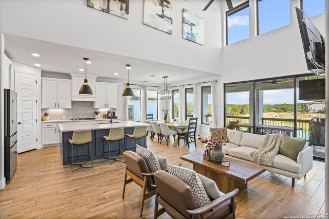 330 Navarro, Boerne, TX 78006