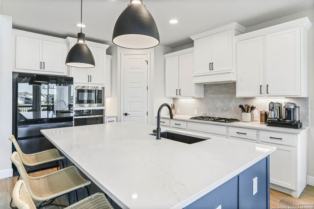 330 Navarro, Boerne, TX 78006