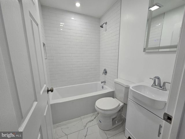 42 OAK ST, Trenton, NJ 08638