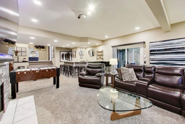 22 Rodeo Drive, Burr Ridge, IL 60527