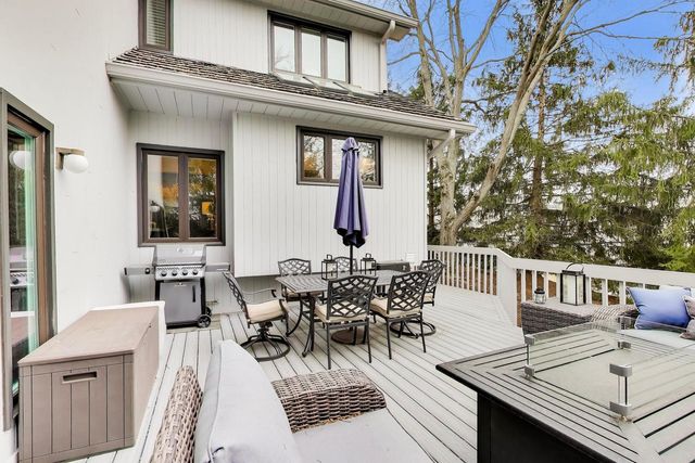 22 Rodeo Drive, Burr Ridge, IL 60527