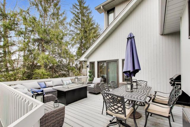 22 Rodeo Drive, Burr Ridge, IL 60527