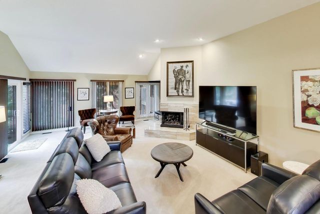 22 Rodeo Drive, Burr Ridge, IL 60527