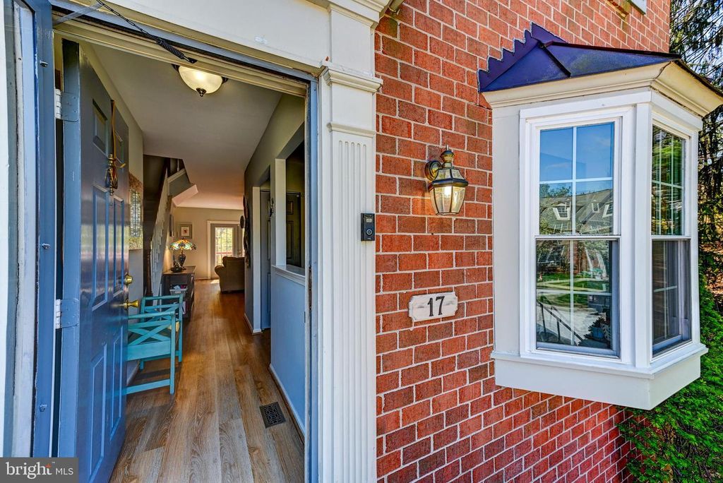 Image 4 of property listing at 17 TIGREFF CT, Baltimore, MD 21234