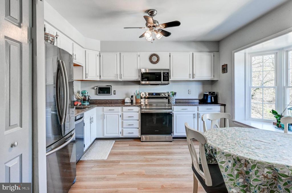 Image 7 of property listing at 17 TIGREFF CT, Baltimore, MD 21234