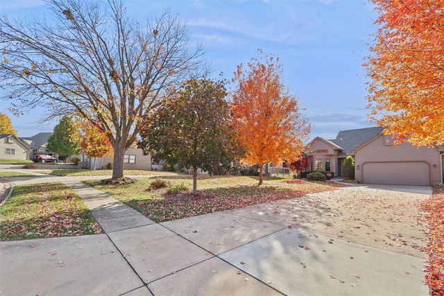 2002 Maple Circle, West Des Moines, IA 50265