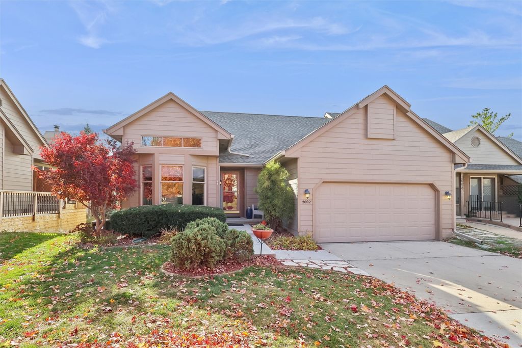 2002 Maple Circle, West Des Moines, IA 50265