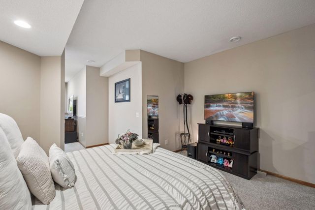 15016 Viewcrest Lane, Burnsville, MN 55306