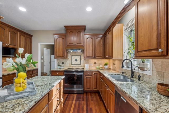 15016 Viewcrest Lane, Burnsville, MN 55306