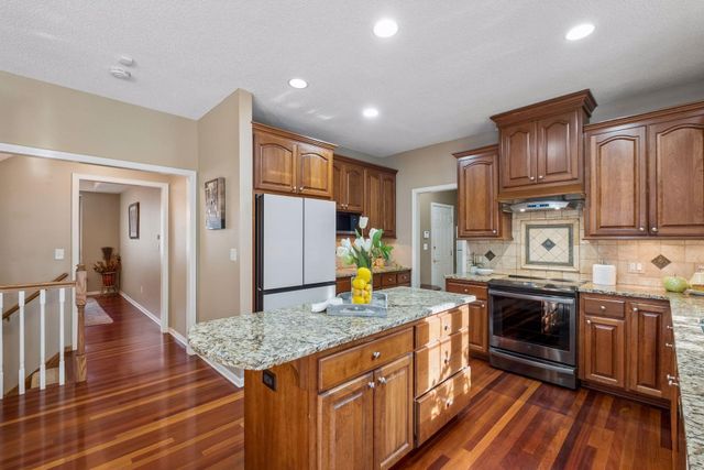 15016 Viewcrest Lane, Burnsville, MN 55306